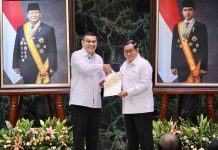DKI Jakarta HUT ke-499, Wamen Ossy Serahkan 499 Sertipikat ke Gubernur Pramono Anung 