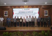 Serahkan Sertipikat Aset BMD dan BUMD Pemprov Kalsel, Wamen Ossy: Perkuat Kepastian Hukum Aset Daerah